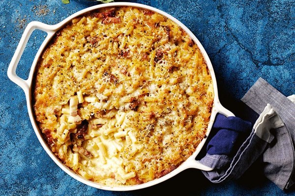 Cheesy macaroni bake