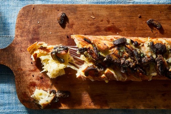  Cheesy mushroom bread 