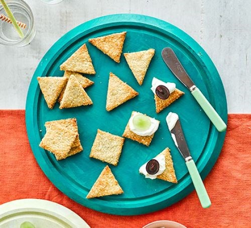 Cheesy oatcakes with soft cheese & grapes