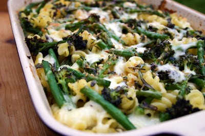 Cheesy pasta bake with broccoli, green beans and linseed