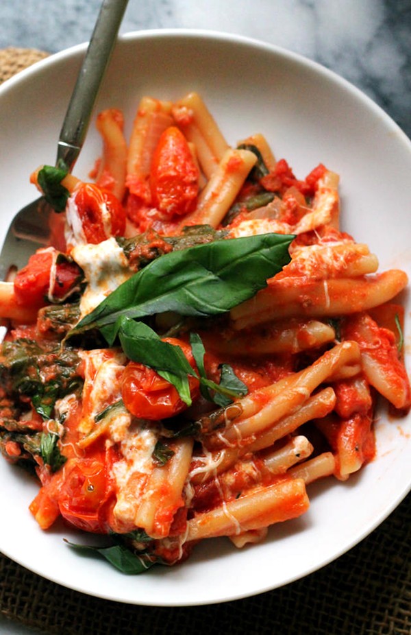 Cheesy pasta with tomato cream sauce
