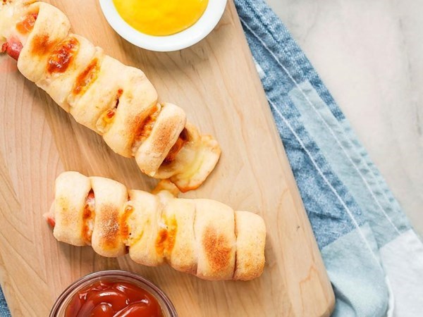 Cheesy pizza hot dogs
