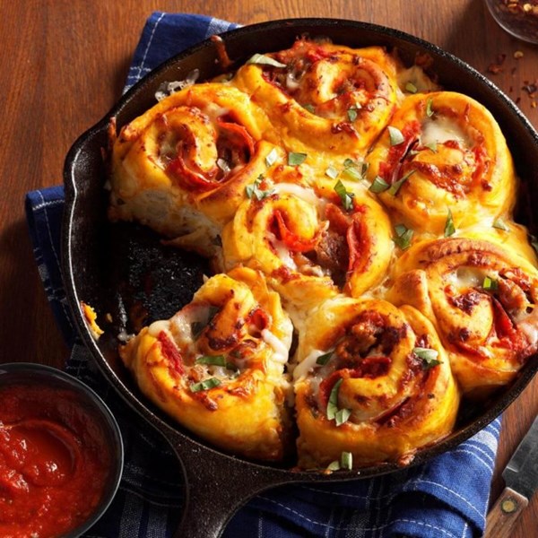 Cheesy pizza rolls