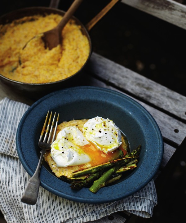 Cheesy polenta with poached eggs and sautéed asparagus