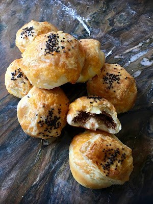 Cheesy pork fluff buns (Zhīshì ròusōng miànbāo / 芝士肉鬆麵包)