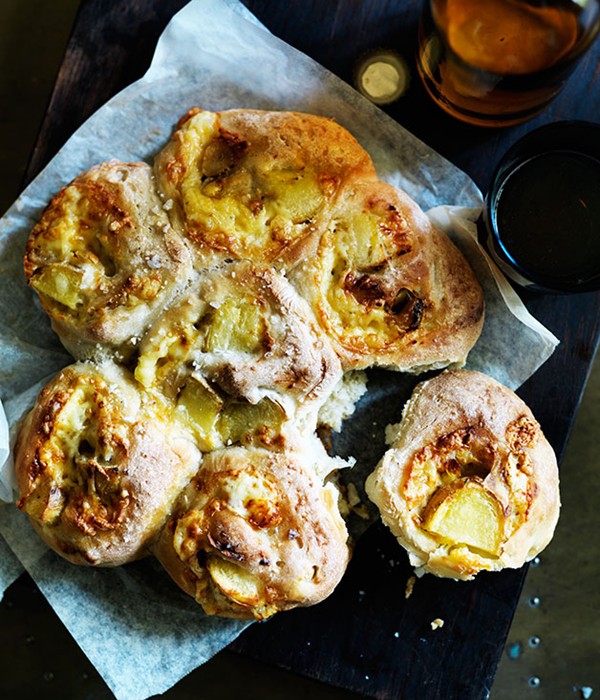 Cheesy potato and garlic pull-aparts