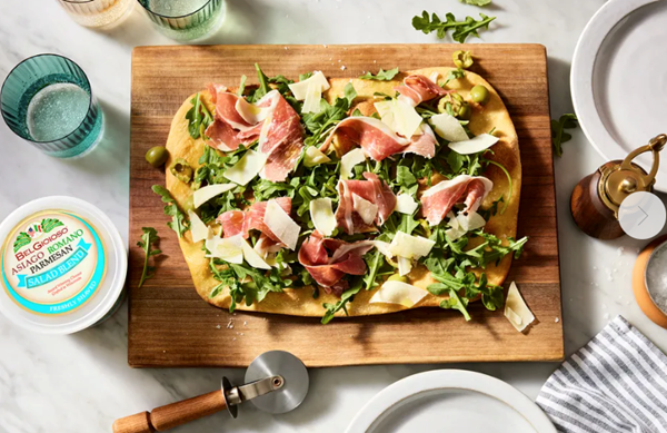 Cheesy prosciutto & arugula flatbread