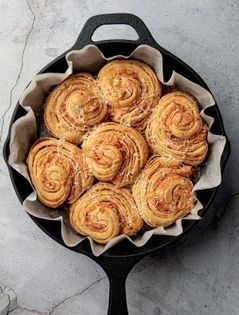 Cheesy puffed buns (Panini sfogliati al formaggio)