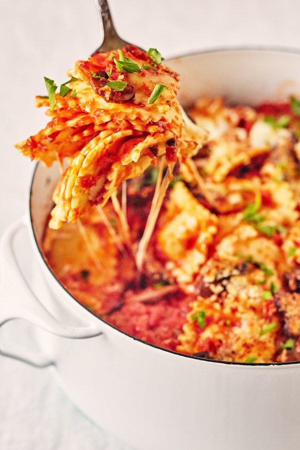 Cheesy ravioli pasta bake