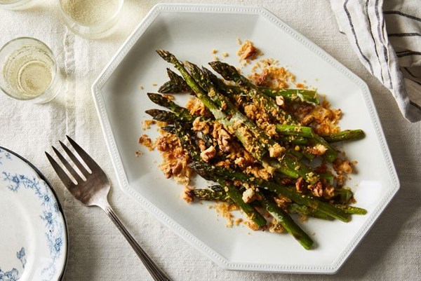 Cheesy roasted asparagus with crispy crunchies 