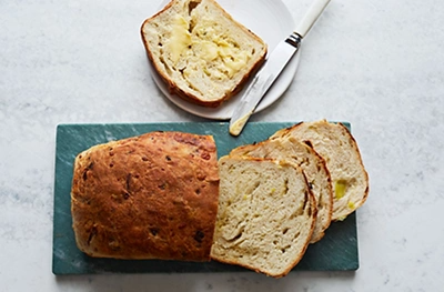 Cheesy salad onion loaf
