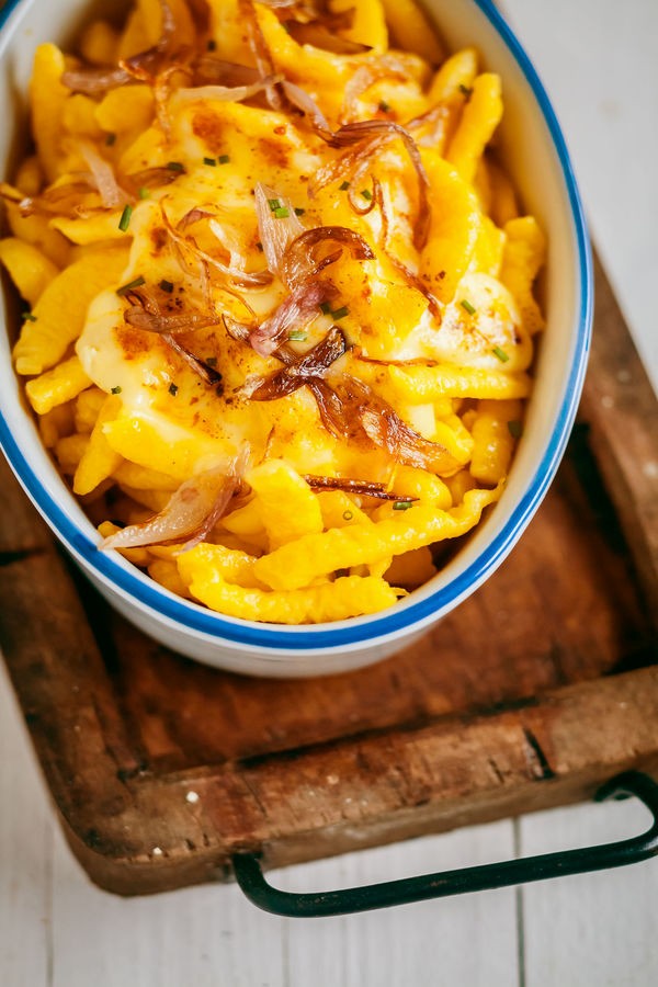 Cheesy spaetzle with caramelized onions