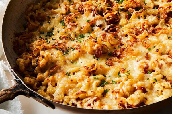 Cheesy spaetzle with caramelized onions & crispy shallots (Käsespätzle)