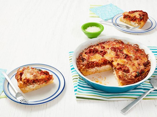 Cheesy spaghetti pie with meat sauce 