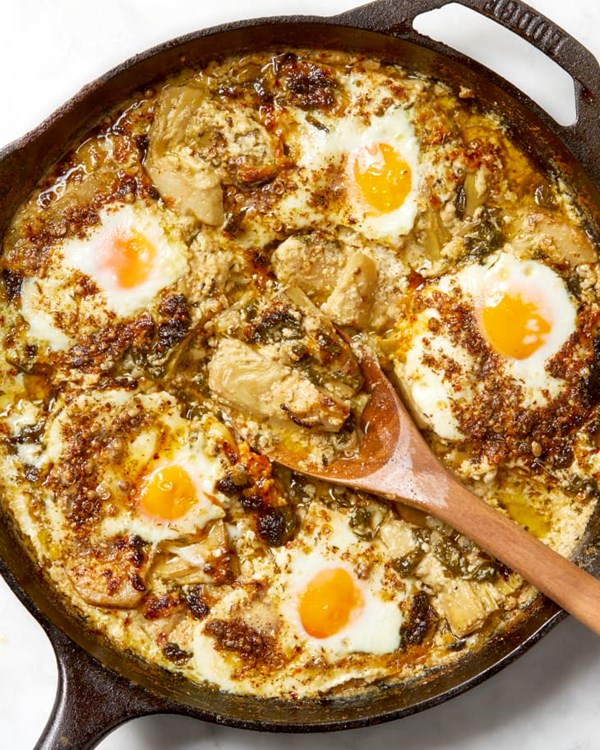 Cheesy spinach & artichoke baked eggs 
