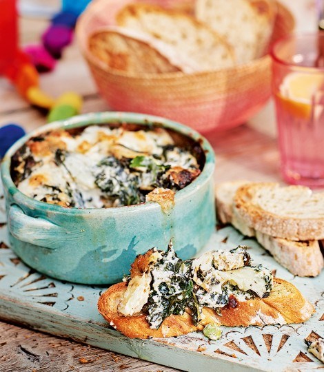 Cheesy spinach and artichoke dip