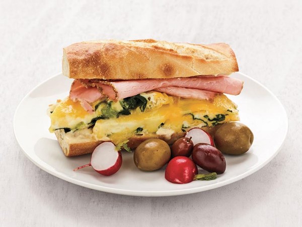 Cheesy spinach omelet sandwich