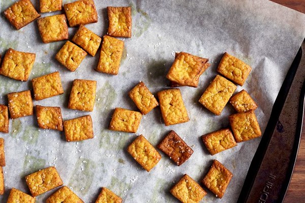 Cheesy turmeric crackers