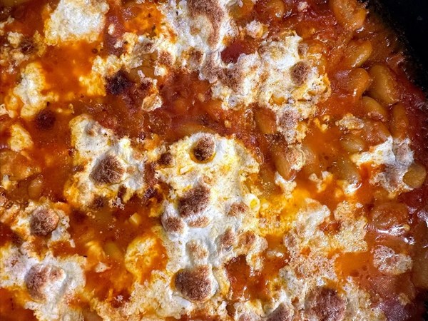 Cheesy white bean-tomato bake