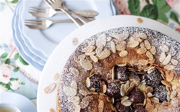 Cherry and almond cake 