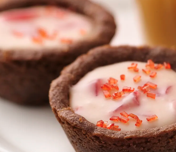 Cherry-chocolate cookie cups