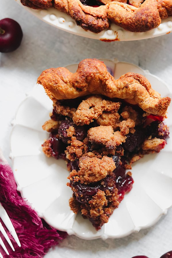 Cherry crumb pie