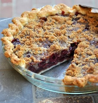 Cherry crumble pie