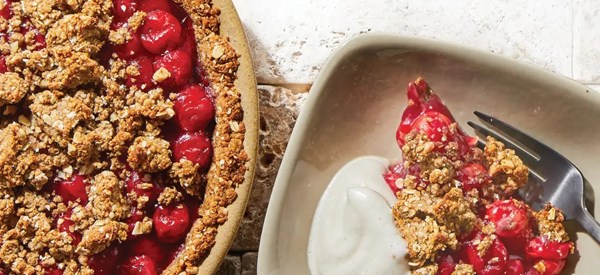 Cherry crumble pie [aquafaba whipped cream]