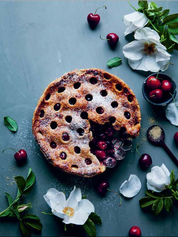 Cherry pie with almonds