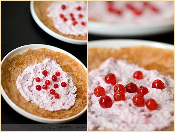 Chestnut, quinoa crêpes with red currants and ricotta cream (Crêpes aux farines de châtaigne et de quinoa, avec groseilles rouges et ricotta sucrée )