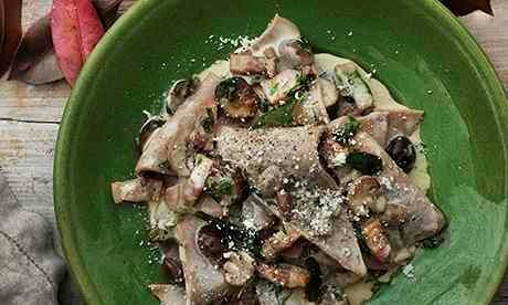 Chestnut straccetti with mushrooms and chestnuts