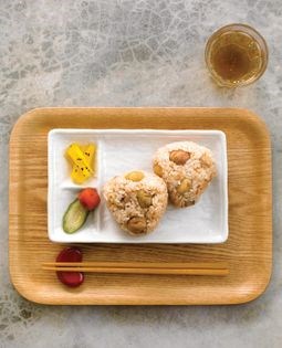 Chestnut takikomi gohan onigiri