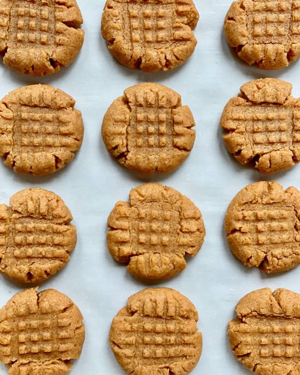 Chewy 3-ingredient peanut butter cookies 