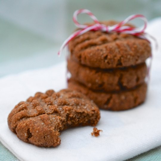 Chewy almond spice cookies