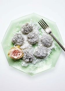 Chewy cassava balls (Coconut and pistachio pichi pichi)