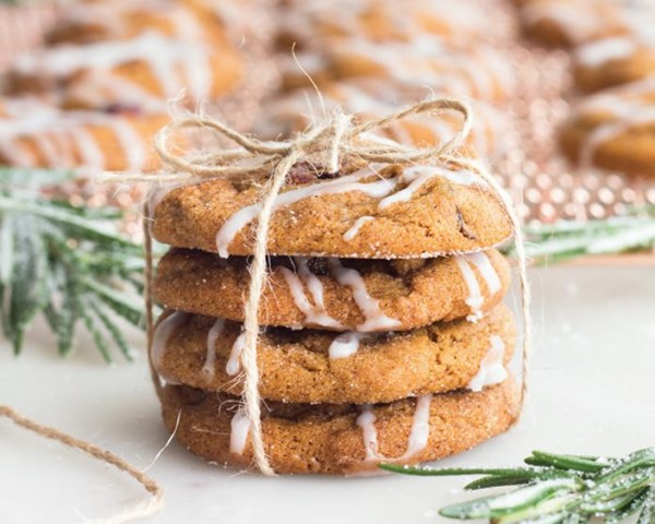 Chewy chai-spiced cranberry molasses cookies [cinnamon-spiced rolling sugar, chai tea glaze]