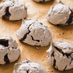 Chewy chocolate meringues