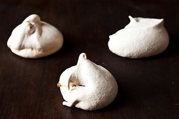 Chewy chocolate meringues