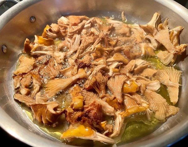 Chewy-crisp sliced or torn mushrooms 