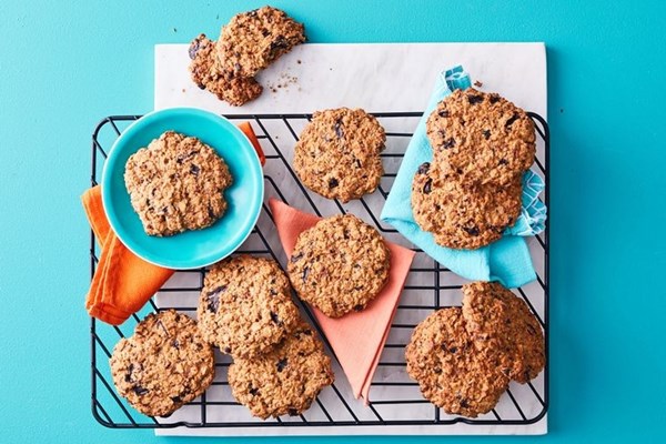 Chewy oat & raisin cookies
