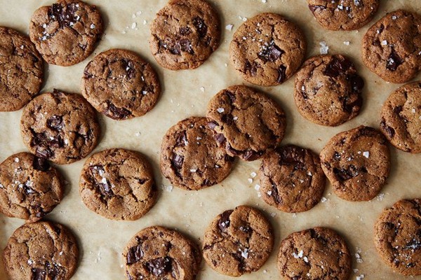 Chewy vanilla spice cookies with chocolate chunks