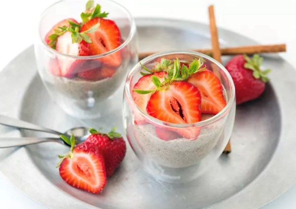 Chia pudding with strawberries 