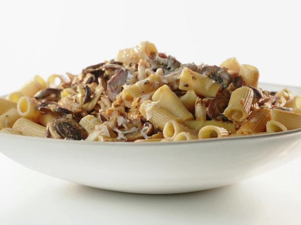 Chicken & mushrooms with rigatoni