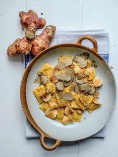 Chicken agnolotti with Jerusalem artichokes and black truffle (Agnolotti di pollo, topinambur e tartufo nero)