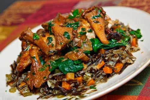 Chicken and chanterelles on spinach and wild rice