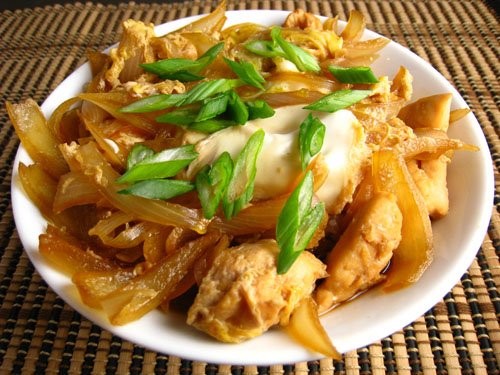 Chicken and egg rice bowl (Oyakodon)