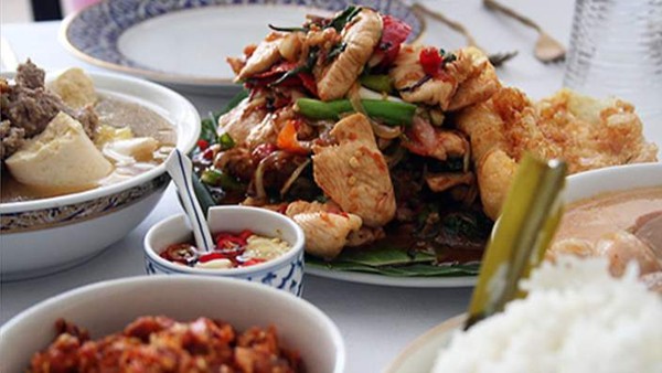 Chicken and holy basil stir fry (Gai pad graprow)