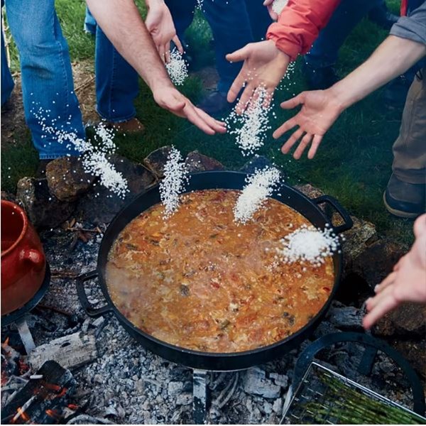 Chicken and mushroom paella (Paella de pollo y setas)