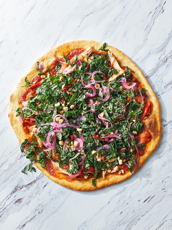 Chicken and pepper pizza with kale