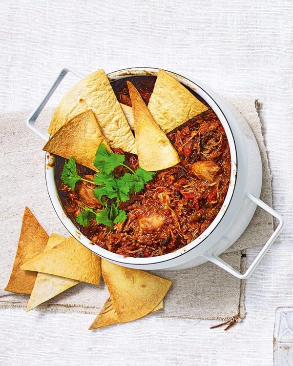 Chicken and pepper tortilla-topped pie